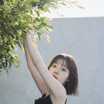 礒部花凜1st写真集、裏表紙のカットを公開！沖縄の海でのサンセットシーンの水着姿
