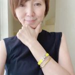 渡辺満里奈、夏っぽいお気に入りブレスレットを身につけたニッコリ笑顔SHOT「8月が終わっちゃう！！」「しばらくこれにしよう」