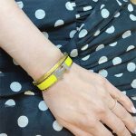 渡辺満里奈、夏っぽいお気に入りブレスレットを身につけたニッコリ笑顔SHOT「8月が終わっちゃう！！」「しばらくこれにしよう」
