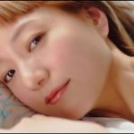 【動画】伊藤千晃、花々に囲まれナチュラル肌を披露