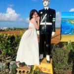 峯岸みなみ、麦わら帽子で夏を全力で満喫！背中チラ見せが美しい白ワンピース姿で登場！