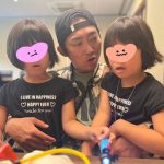 ノンスタ石田、6歳の誕生日迎えた双子姉妹を抱きかかえた3ショットを公開