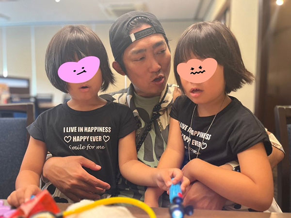 ノンスタ石田、6歳の誕生日迎えた双子姉妹を抱きかかえた3ショットを公開