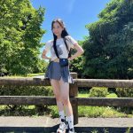 小山璃奈、圧倒的な脚線美で魅了するミニスカコーデに反響ぞくぞく！
