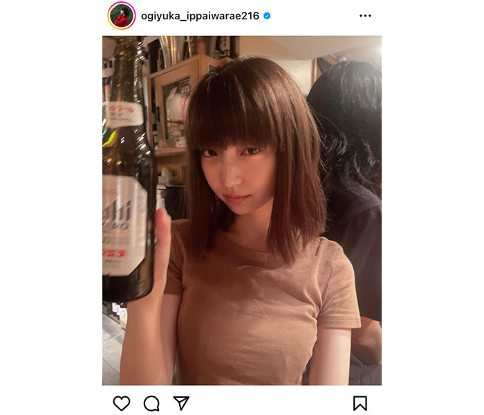 荻野由佳「夏といえば！」、ビール片手に不敵な笑み