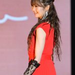 ＝LOVE・大谷映美里、ノースリーブワンピース姿で華麗にウォーキング！