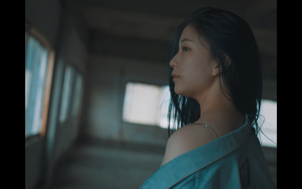 元虹プロ・YUNA、クールなビジュアルで魅せる『蒼炎』MVが公開