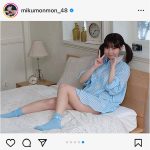 HKT48・田中美久、可愛いが過ぎる！水色ギンガムチェック柄シャツでゴロゴロ