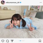 HKT48・田中美久、可愛いが過ぎる！水色ギンガムチェック柄シャツでゴロゴロ