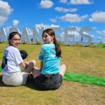 【動画】18歳女子大生コンビ、ミスユニバーシティ・鈴木梨恩&堀越菜生がROCK IN JAPAN FESTIVAL 2023をレポート！
