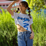 【動画】櫻あき、福岡で美ボディアピールのヘソ出しコーデで登場！MUSIC CIRCUSへの思いを語る！