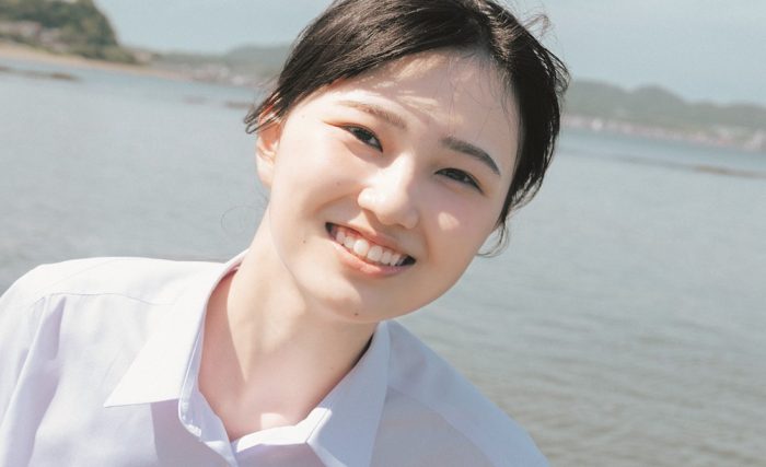 櫻坂46・的野美青、海辺の街で夏の表情をのぞかせた制服グラビア披露！現役JKアイドルが集結する「B.L.T. SUMMER CANDY 2023」発売