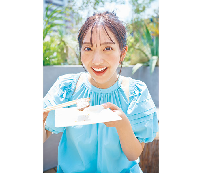 藤本万梨乃アナウンサー、爽やかワンピースコーデで焼肉を頬張る!