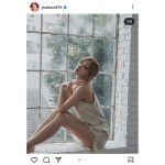 「見えてる！？」素肌の女神ゆんころ、露出度高めルームウェアから煌めく美脚披露！