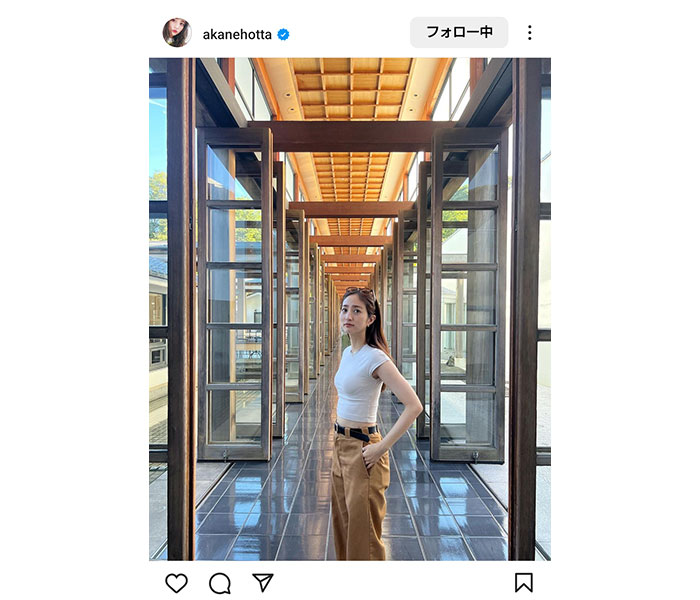 堀田茜、柱廊を背景に芸術的な一枚を魅せる！！スタイルの良さ際立つSHOTにファン「絵になるね〜」との声