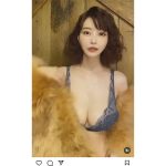 岸明日香、ラグジュアリーな「モフモフ」に包まれたオトナのセクシーを魅せる！
