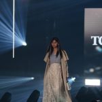 齋藤飛鳥、「チュッ」かわいすぎる投げキッスに爆キュン！＜マイナビ TGC 2023 A/W＞
