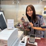 「いらっしゃいませ！写真集あたためますか！？」石川恋、一日コンビニ店長！世界初？コンビニを写真集でジャック！！石川店長自ら、写真集を販売！！