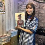 「いらっしゃいませ！写真集あたためますか！？」石川恋、一日コンビニ店長！世界初？コンビニを写真集でジャック！！石川店長自ら、写真集を販売！！