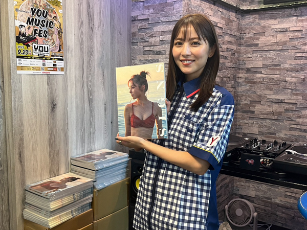 「いらっしゃいませ！写真集あたためますか！？」石川恋、一日コンビニ店長！世界初？コンビニを写真集でジャック！！石川店長自ら、写真集を販売！！