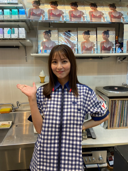 「いらっしゃいませ！写真集あたためますか！？」石川恋、一日コンビニ店長！世界初？コンビニを写真集でジャック！！石川店長自ら、写真集を販売！！