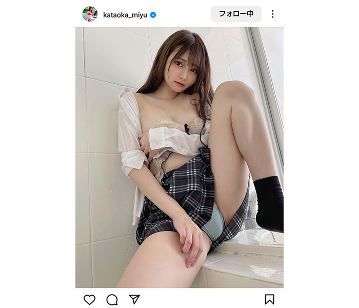 あわやポロリ寸前！片岡未優、制服姿から大胆なパンチラSHOTにファン歓喜の声！「良い太ももに良いおぱんちゅセクシーですね」