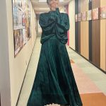 高岡早紀、エレガントなセットアップ着こなしながら振り向き笑顔&照れ笑顔なオフショに悶絶の声「美人」「目の保養」