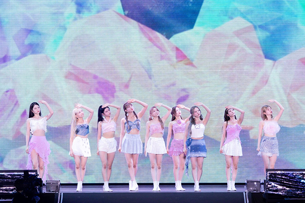 NiziU、初のスタジアムライブ2days開催！ZOZOマリンスタジアムに凱旋！
