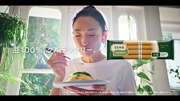 冨永愛さん出演、ZENBヌードル初のTVCM『食べよう、思いっきり。』篇公開！