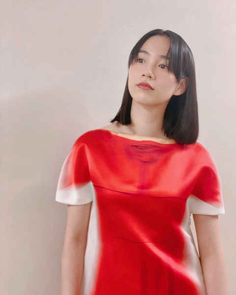 のん、あまちゃん10周年コンサート出演＆感謝！赤いシルクサテンドレス姿でファン魅了