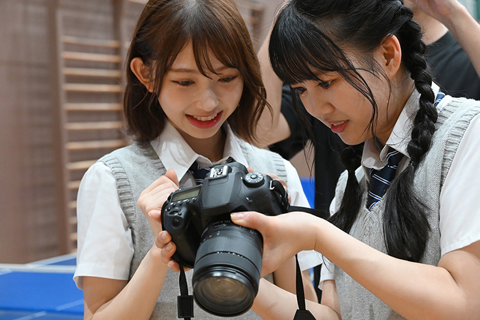 超ときめき♡宣伝部、フォトコンテスト特別賞の学校を訪問！大賞受賞者は公式ライブカメラマンに！