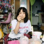 深川麻衣がすってんころり！井浦新はフツーのゆるゆるなおっさん姿をお披露目『人生に詰んだ元アイドルは、赤の他人のおっさんと住む選択をした』場面写真解禁