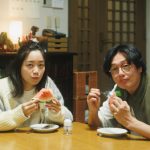 深川麻衣がすってんころり！井浦新はフツーのゆるゆるなおっさん姿をお披露目『人生に詰んだ元アイドルは、赤の他人のおっさんと住む選択をした』場面写真解禁