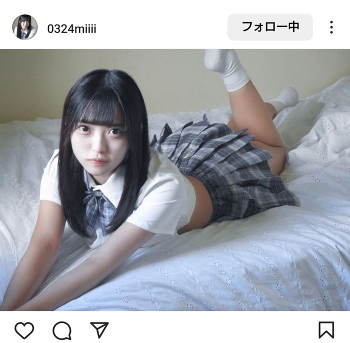 「お誘いモード！」増田みい（ネコプラpixx.)、お腹チラリ背徳制服姿でベッドに誘う！