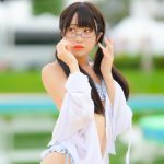 【写真特集】橋本さおり(AMOUR)、カラフルビキニにシャツを纏い、あざとメガネで登場！！＜近代麻雀水着祭2023＞