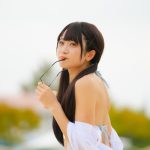 【写真特集】橋本さおり(AMOUR)、カラフルビキニにシャツを纏い、あざとメガネで登場！！＜近代麻雀水着祭2023＞