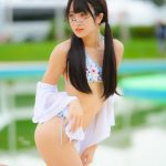 【写真特集】橋本さおり(AMOUR)、カラフルビキニにシャツを纏い、あざとメガネで登場！！＜近代麻雀水着祭2023＞