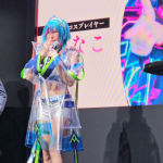 【動画】えなこがへそ出しミニ丈のシースルー衣装で東京ゲームショウ2023に登場！さらば青春の光とトークショーを展開