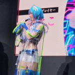 【動画】えなこがへそ出しミニ丈のシースルー衣装で東京ゲームショウ2023に登場！さらば青春の光とトークショーを展開
