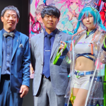 【動画】えなこがへそ出しミニ丈のシースルー衣装で東京ゲームショウ2023に登場！さらば青春の光とトークショーを展開