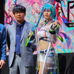 【動画】えなこがへそ出しミニ丈のシースルー衣装で東京ゲームショウ2023に登場！さらば青春の光とトークショーを展開