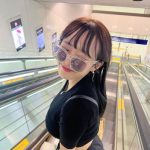 奥村梨穂、チラリおなかと豊満なおっぱいがエチエチなSHOT公開！！「サングラス似合っとるばい！」