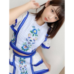水湊みお、憧れの乃木坂まいちゅんの前で歌を披露！可愛らしい青と白の衣装姿をアップ！
