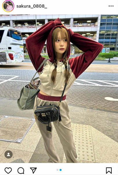 モデル・桜、赤のオシャかわパーカーに三つ編み姿で、楽ちん＆可愛いコーデを披露！