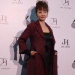【写真特集】神田うの、気品高く華麗な黒ドレス×ワインレッドコート衣装で登場！〈JUN ASHIDA / TAE ASHIDA 60TH ANNIVERSARY SPRING SUMMER COLLECTION 2024〉