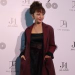 【写真特集】神田うの、気品高く華麗な黒ドレス×ワインレッドコート衣装で登場！〈JUN ASHIDA / TAE ASHIDA 60TH ANNIVERSARY SPRING SUMMER COLLECTION 2024〉