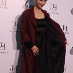 【写真特集】神田うの、気品高く華麗な黒ドレス×ワインレッドコート衣装で登場！〈JUN ASHIDA / TAE ASHIDA 60TH ANNIVERSARY SPRING SUMMER COLLECTION 2024〉