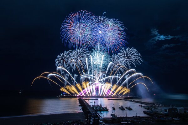 サザンオールスターズと花火のコラボレーション！「茅ヶ崎サザン芸術花火2023」サザンデビュー45周年の祝砲が茅ヶ崎の夜空を彩る！