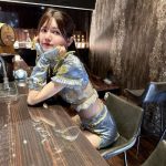 「隣座っていいですか」フリーモデル・KM、腹筋＆太ももチラのチャイナ服姿に絶賛コメント殺到！