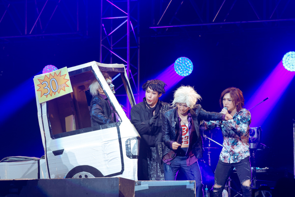 【ライブレポート】ゴールデンボンバーがHYDEに変身！？コスプレ＆時事ネタで大騒ぎ！〈One Night Festival ～天挑五歌仙大演會～〉